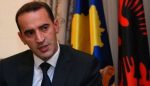  Daut Haradinaj pranon një dhuratë nga familja e heroit Agim Ramadani