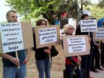  Kuvendarët gjilanas “befasohen” në hyrje nga dy lloj protestuesish!