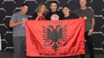  Fansi i Metallicas publikon imazh të bendit legjendar me flamurin kuq e zi
