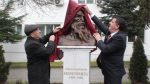  Në qendër të Gjilanit zbulohet busti i heroit kombëtar Gjergj Kastrioti – Skënderbeu