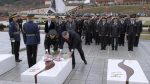  Ministri i FSK-së dhe komandanti i FSK-së bënë homazhe te varri i Komandantit Legjendar Adem Jashari