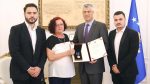  Thaçi dekoron Vokrrin me Medaljen Jubilare të Dhjetëvjetorit të Pavarësisë
