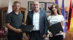  Kreu i komunës ua dhuroi nga një laptop dy nxënësve më të dalluar të Gjimnazit “Kuvendi i Lezhës”