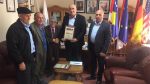  Kryetari Haliti pranon një mirënjohje nga veterani i arsimit, Ismajl Sokoli