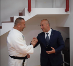  Trajneri i xhudos në përkrahje të Haradinajt, “Do kthehesh nga kjo betejë kryelartë!”