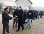  Elvis Naçi viziton familjen Abazi në Gjilan, jep lajmin e madh