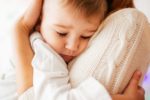  Studim: Përqafimi nga prindërit ndikon në zhvillimin mendor të fëmijëve