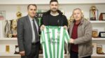  Feronikeli godet sërish, firmos me futbollistin e njohur shqiptar