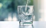  Arsyeja shkencore pse duhet ta pini një gotë ujë para se të bëni dush?!