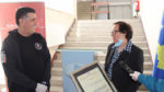 Kryetari Lutfi Haziri nderon me mirënjohje kryeinfermieren Sevdije Kryeziu për kontribut jetësor