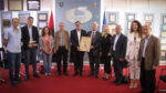  Laureati Agim Gjakova pranon çmimin “Beqir Musliu” nga kryetari Haziri