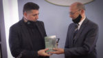  Lutfi Haziri pranon librin për luftën e UÇK-së nga gjeneral Abdullah Shasivari