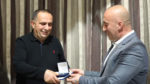 Ramush Haradinaj nderon Fadil Gashin me medaljen “Me besim në Zot, Atdhe dhe Shtet”