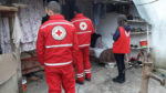  Kryqi i Kuq në Kamenicë ndihmon një familje nga komuniteti rom që pësoi dëme nga vërshimet