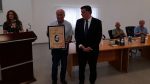  Kryetari i Gjilanit, Lutfi Haziri ia dorëzon çmimin letrar “Beqir Musliu’ laureatit të sivjetmë, Nasi Lera