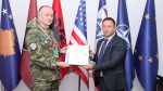  Ministri Mehaj dekoroi me medaljen “Shërbim i shquar” këshilltarin ushtarak kroat, kolonel Rajko Peric