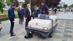  Komuna e Vitisë pranon një makinë për pastrimin e rrugëve nga mërgimtari vitias, Xhavit Islami
