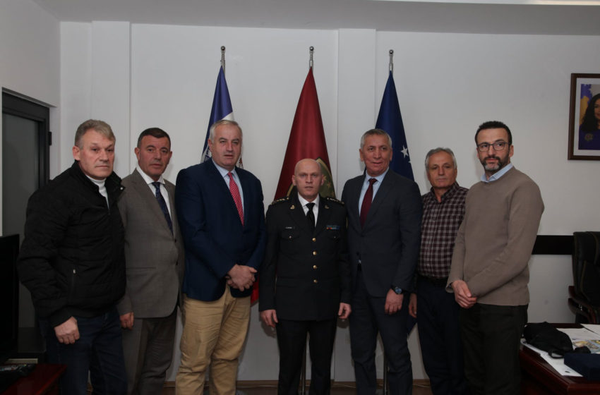  Ish-ministrat e Mbrojtjes, Rrustem Berisha e Anton Quni uruan Gjeneral Jasharin për emërimin në pozitën e Komandantit të FSK-së