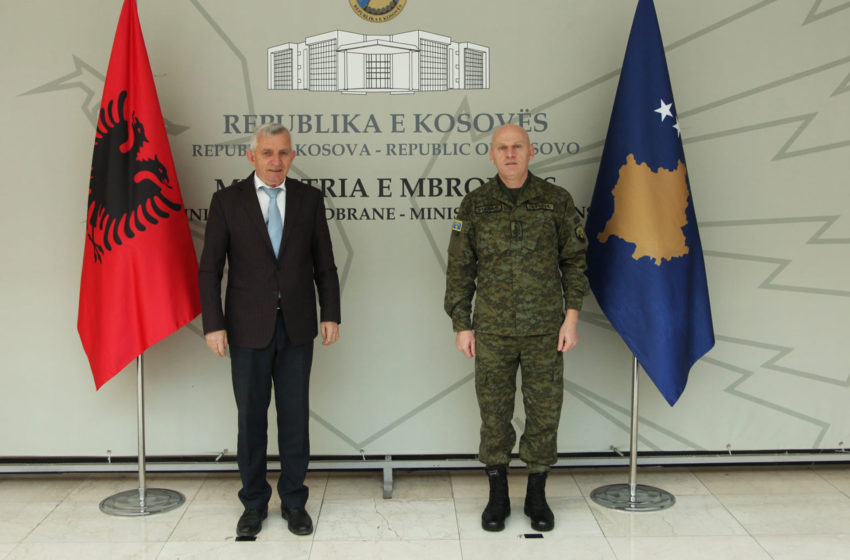  Komandanti i FSK-së, gjenerallejtënant Bashkim Jashari, priti në takim ambasadorin e Shqipërisë, Qemal Minxhozi