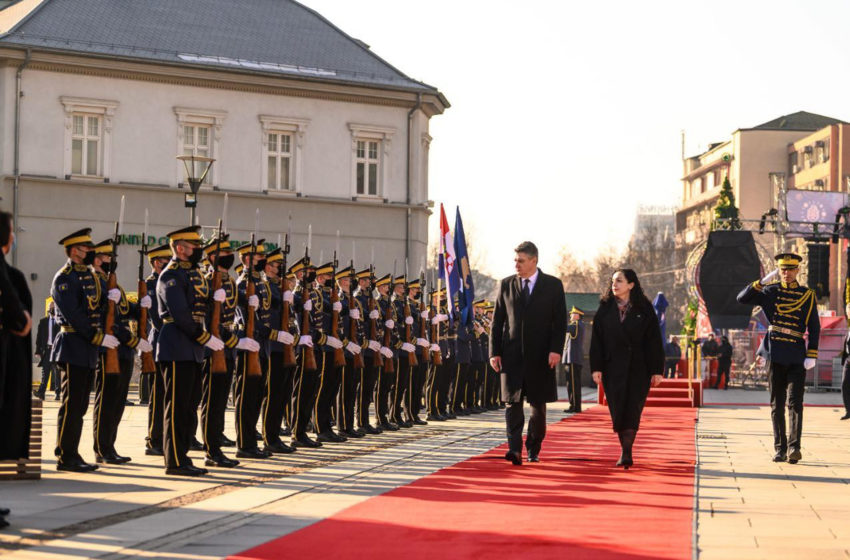  Presidentja Osmani priti me nderimet më të larta Presidentin e Kroacisë, Zoran Milanoviq