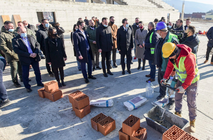  Kryeministri Kurti sheh nga afër punimet në ndërtimin e Palestrës Sportive në Zhegër (foto)