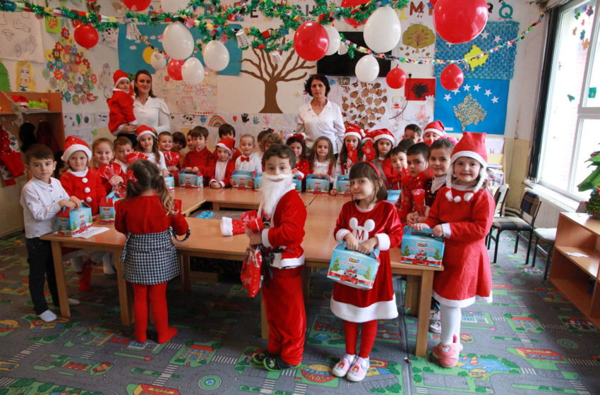  Kryetari Haliti dhe drejtori Aliu shpërndajnë dhurata për fëmijët e çerdheve publike në komunën e Vitisë