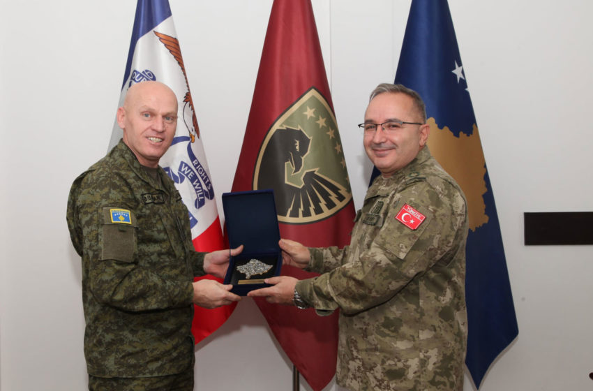  Gjeneral Jashari priti në takim Komandantin e Kontingjentit Turk në Kosovë, kolonel Fatih Cansir