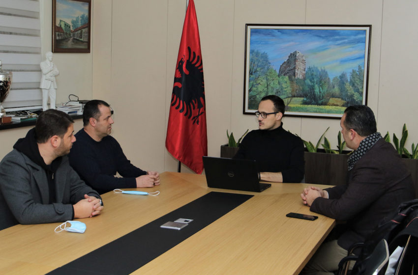  Kryetari Hyseni takon udhëheqësit e Dritës dhe Gjilanit, diskutojnë për procesin e përfundimit të stadiumit