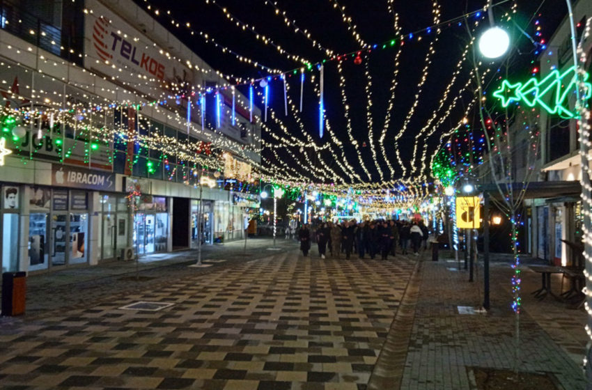  Komuna e Vitisë sonte ka ndezur dritat festive në sheshin e qytetit