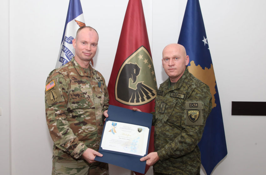  Gjeneral Jashari e dekoroi me medalje majorin amerikan, Timothy J. Halbur