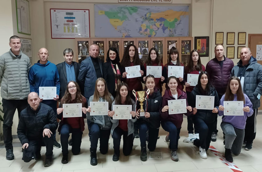  Drejtoria e Arsimit nderon me mirënjohje kampionet e Kosovës në basketboll për shkollat e mesme