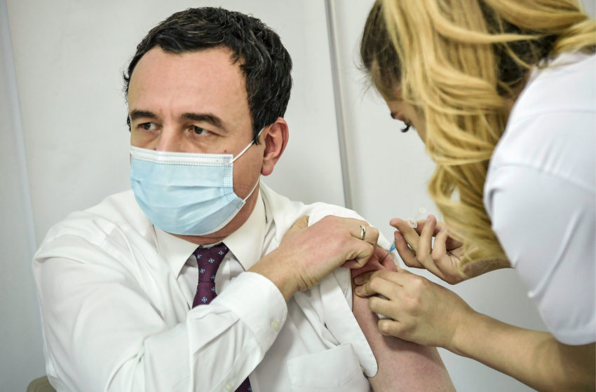  Kryeministri Kurti merr dozën përforcuese të vaksinës kundër COVID-19