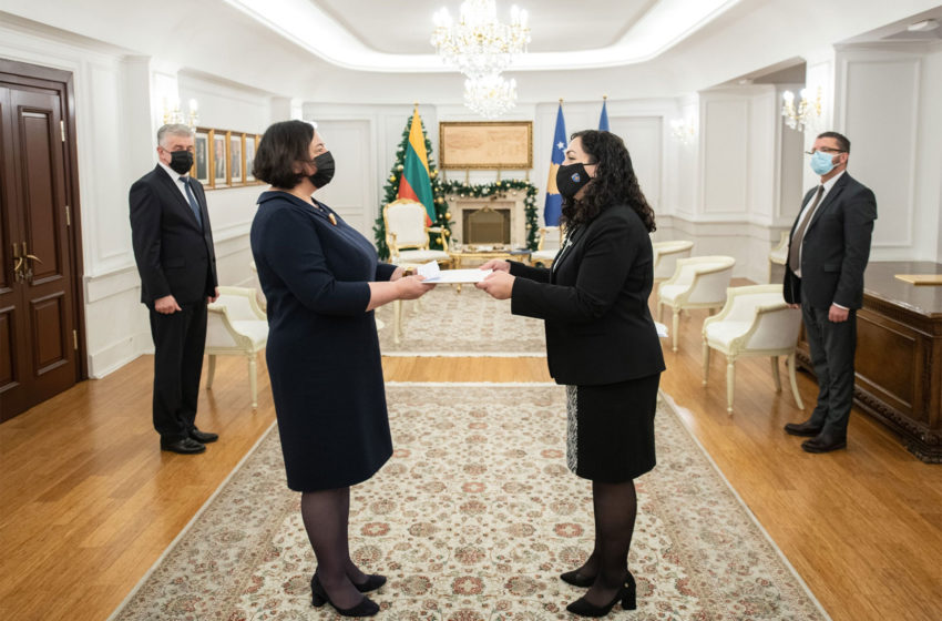  Presidentja e Kosovës pranoi letrat kredenciale nga ambasadorja e Lituanisë