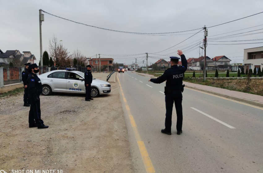  Policia: Brenda 24 orëve shqiptohen 1 mijë e 217 gjoba trafiku dhe 441 gjoba sipas ligjit COVID
