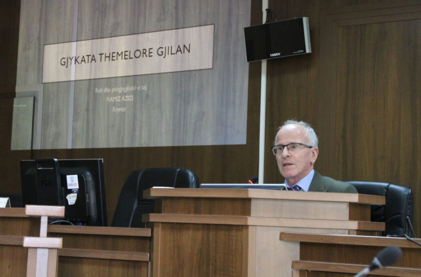  Kryetari i Gjykatës së Gjilanit ligjëron para studentëve të vitit të parë të Fakultetit Juridik