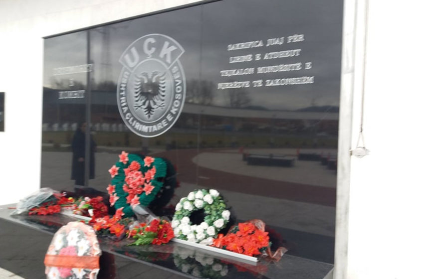  Vendosen kurora lulesh te varrezat e dëshmorëve në Viti për nderë të “Ditës së Veteranit”