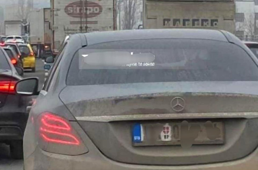  Gjobitet drejtuesi i veturës me targa të Serbisë që nuk vendosi stikersa në targa