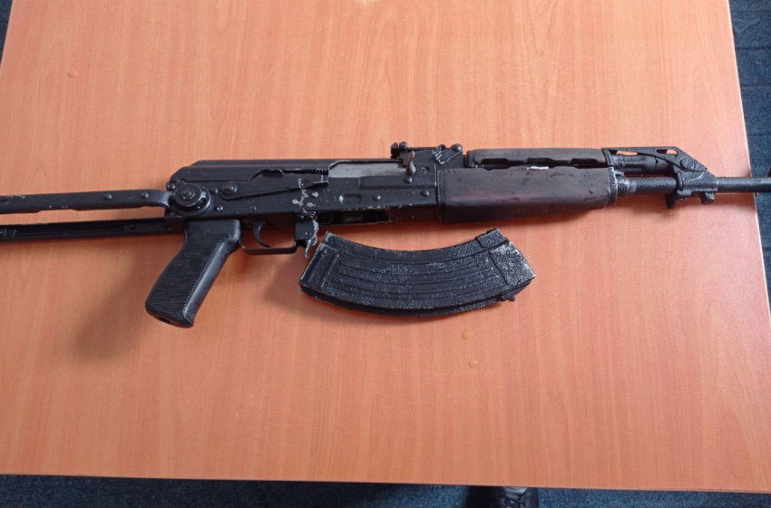  Personi që organizoi ahengun, dorëzoi në polici edhe një armë automatike AK-47