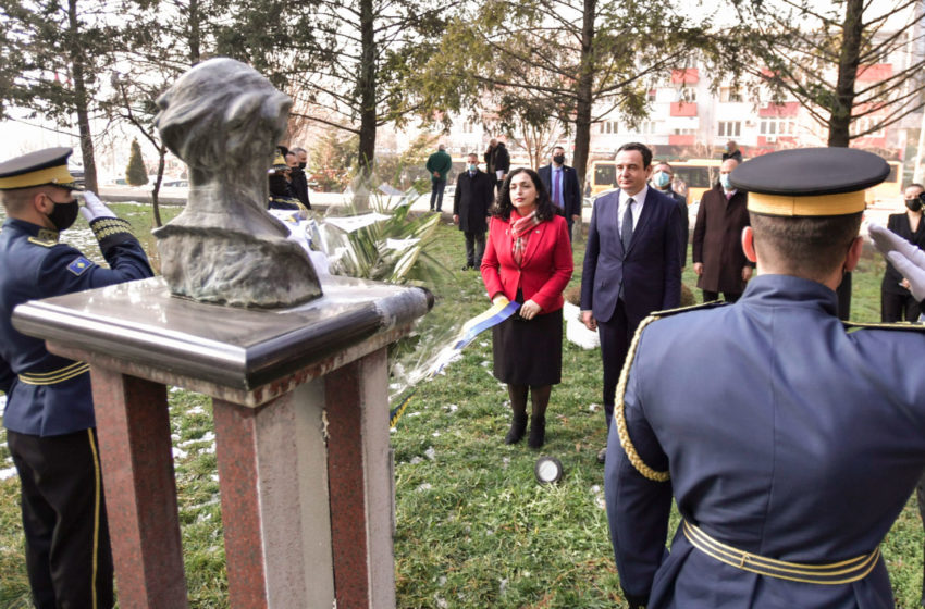  Kryeministri Kurti bëri homazhe te busti i Kadri Zekës, në 40-vjetorin e vrasjes së tij