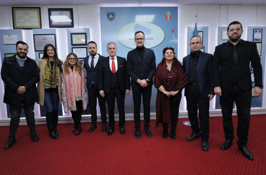  Kryetari i Gjilanit Alban Hyseni mirëpret artistin nga Shqipëria, Kastriot Tusha dhe artistët e “Fest Flaka”