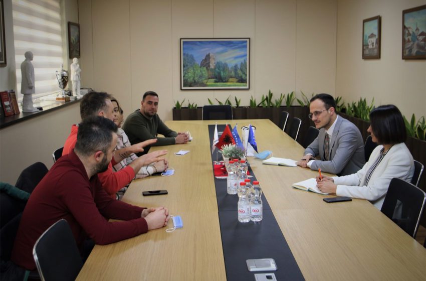  Kryetari i Gjilanit takon një grup të gastronomëve të cilët mendojnë se nuk po trajtohen njësoj me komunat tjera