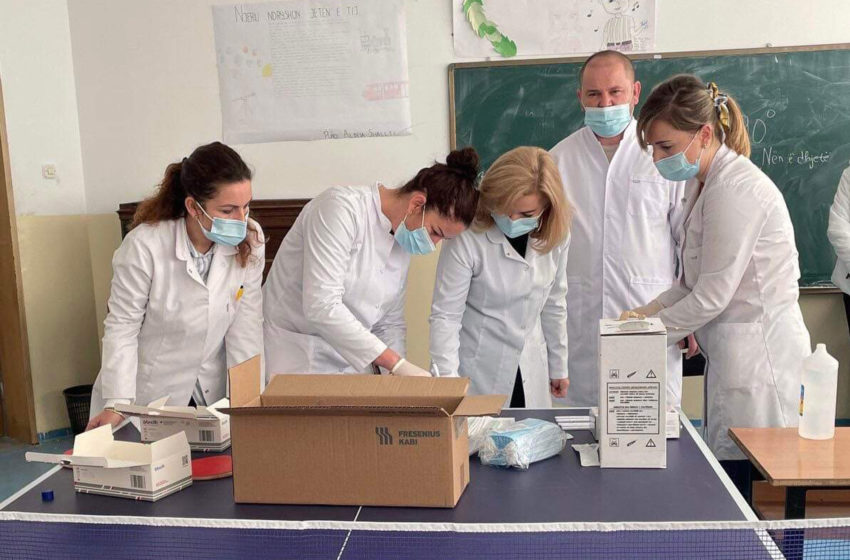  Në shkollat e Vitisë po vazhdon testimi i nxënësve dhe personelit shkollor ndaj virusit Covid-19