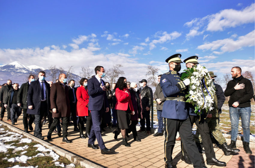  Kryeministri Kurti përkujton Jusuf e Bardhosh Gërvallën dhe Kadri Zekën, në 40 – vjetorin e vrasjes së tyre