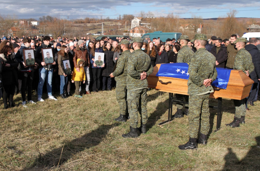  Me nderime ushtarake iu dha lamtumira e fundit nënoficerit Besim Bajraktari