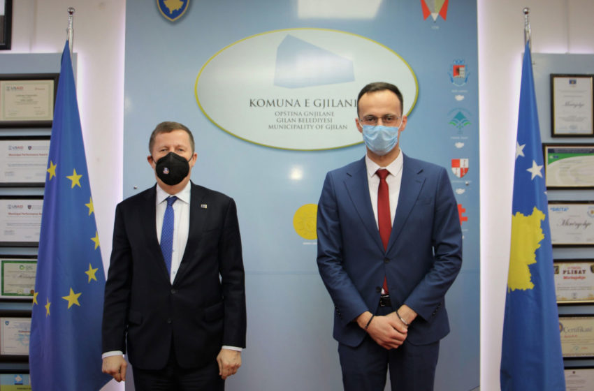  Kryetari i Gjilanit, Alban Hyseni ka pritur në takim shefin e Zyrës së BE-së, Tomas Szunyong