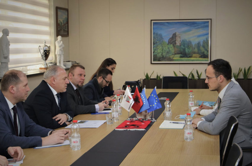  Kryetari Alban Hyseni e ministri Fitim Damka bisedojnë për projektet që sigurojnë zhvillim të balancuar rajonal