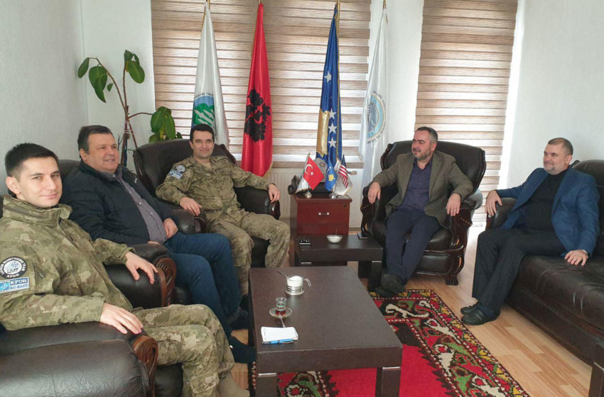  Komandanti i LMT-së, Deniz Demiryakan, vizitoi SHHB “Bereqeti” – dega në Gjilan