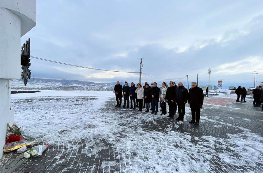  Një delegacion i Degës së LDK-së bën homazhe te varreza e dëshmorëve në 38-vjetorin e rënies së Rexhep Malës e Nuhi Berishës