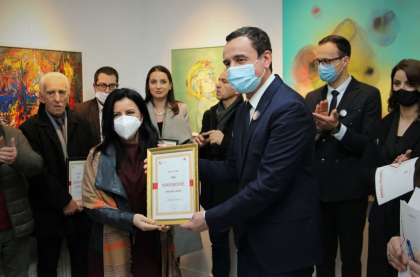  Magbule Xhemaili, fituese e Çmimit Blerës të Galerisë “Peneli i Flakës 2022”