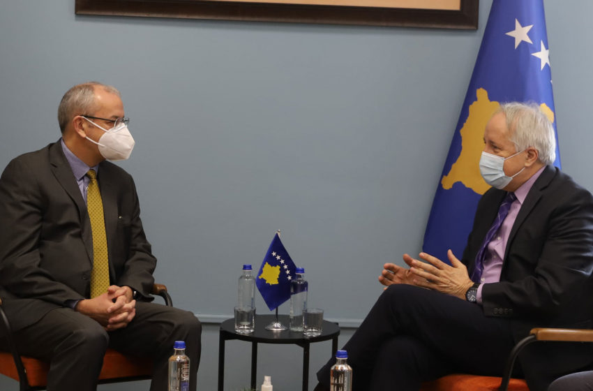  Ministri Latifi dhe Ambasadori Davenport theksojnë rëndësinë e vaksinimit të popullatës në Kosovë
